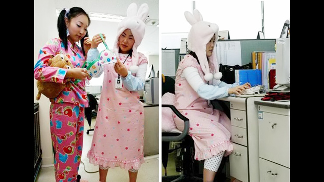 Để hưởng ứng Ngày đồ ngủ do một công ty nội y tại Seoul Hàn Quốc đề ra, nhân viên của họ đã mặc đồ ngủ tới văn phòng làm việc.
